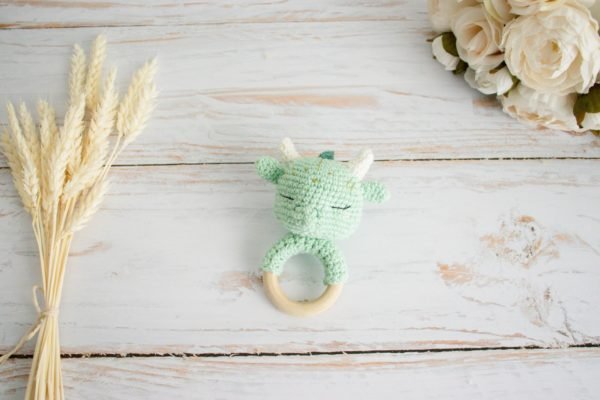 Hochet dragon vert en crochet avec anneau de dentition en bois.