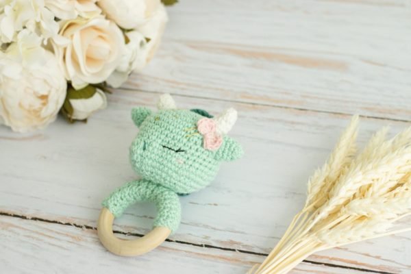 Hochet dragon vert avec nœud rose, anneau de dentition en bois, fait main en coton Oeko-Tex.