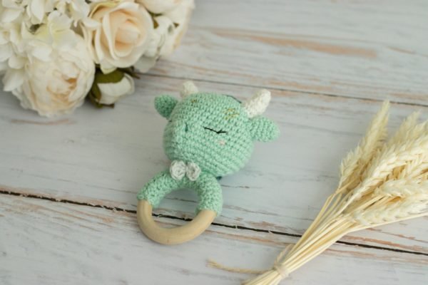 Hochet dragon vert en crochet avec anneau de dentition en bois et nœud papillon.