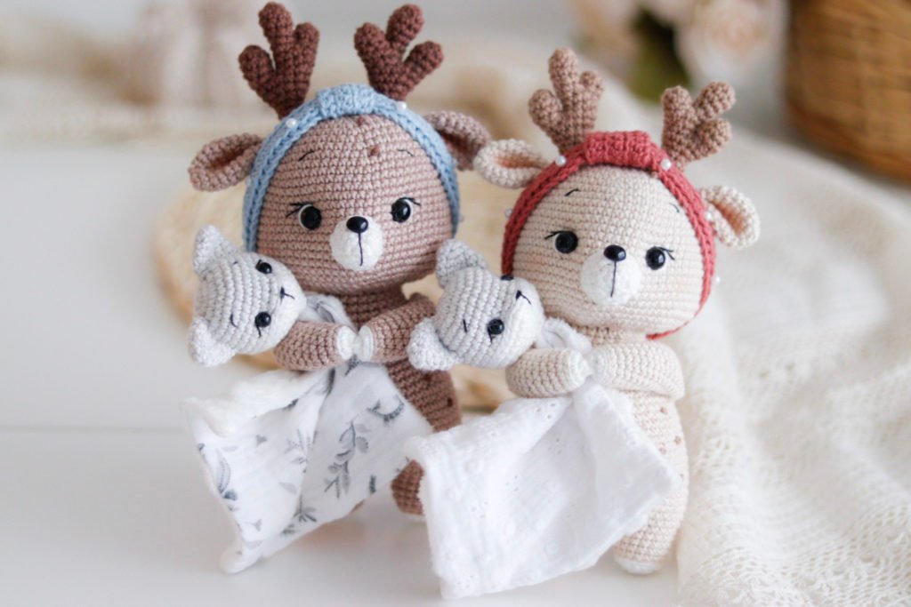 Patron au crochet pour faire le renne de noel. Avec 18 pages au format PDF, vous retrouverez toutes les instruction pour réaliser cet amigurumi au crochet.