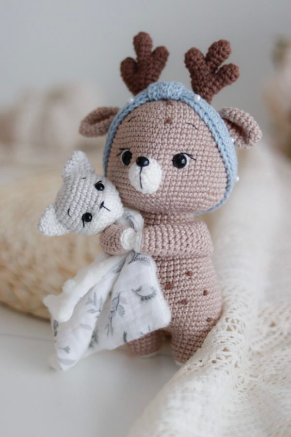 Kit au crochet pour faire le renne de noel. Avec 18 pages au format PDF, vous retrouverez toutes les instruction pour réaliser cet amigurumi au crochet.