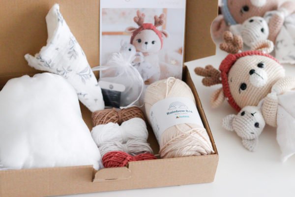 Kit au crochet pour faire le renne de noel. Avec 18 pages au format PDF, vous retrouverez toutes les instruction pour réaliser cet amigurumi au crochet.