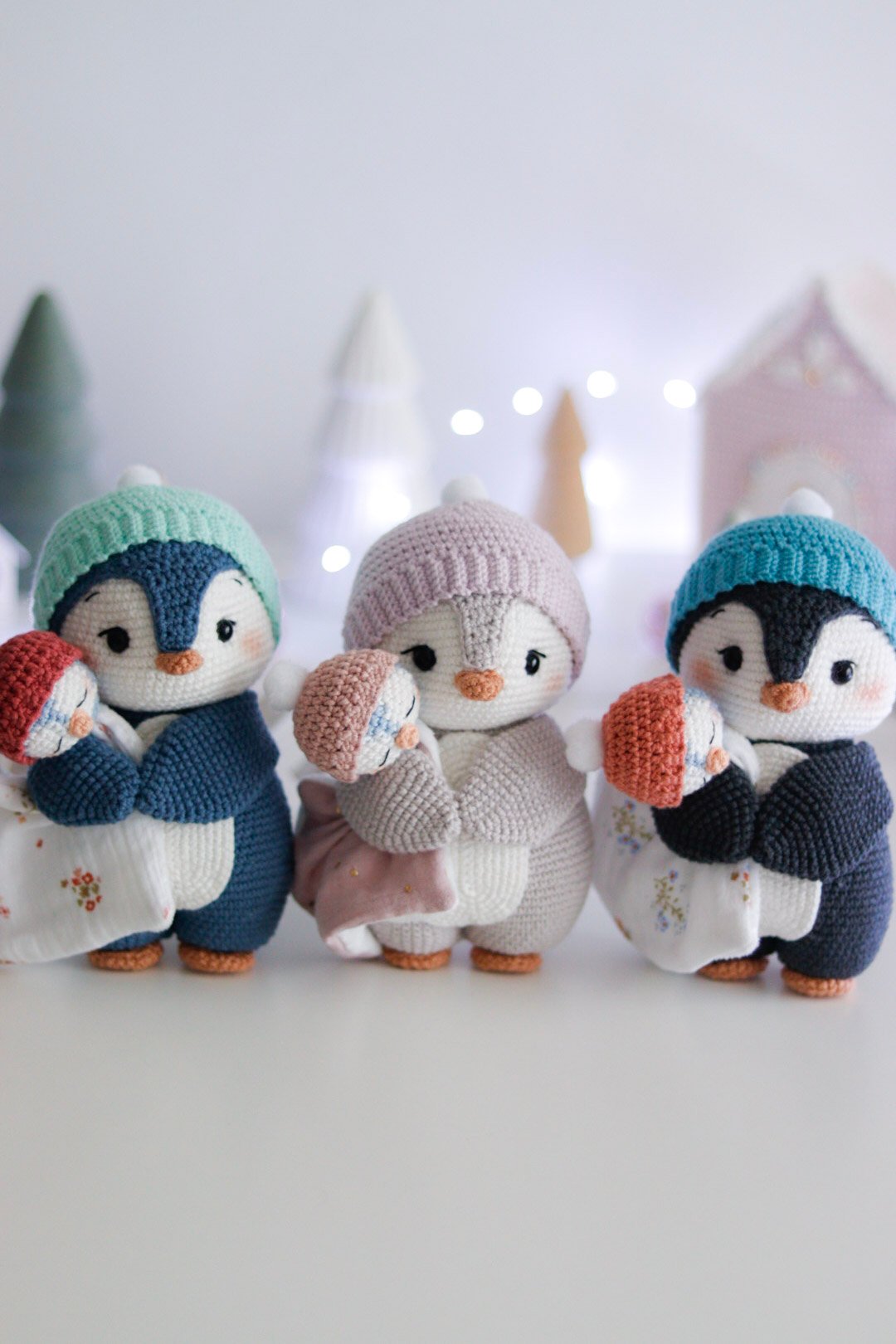 Kit au crochet pour faire le manchot pingouin de noel. Avec 18 pages au format PDF, vous retrouverez toutes les instructions pour réaliser cet amigurumi au crochet.