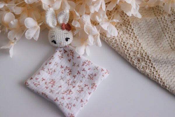 kit crochet lapin avec pyjama et doudou, diy, doudou amigurumi