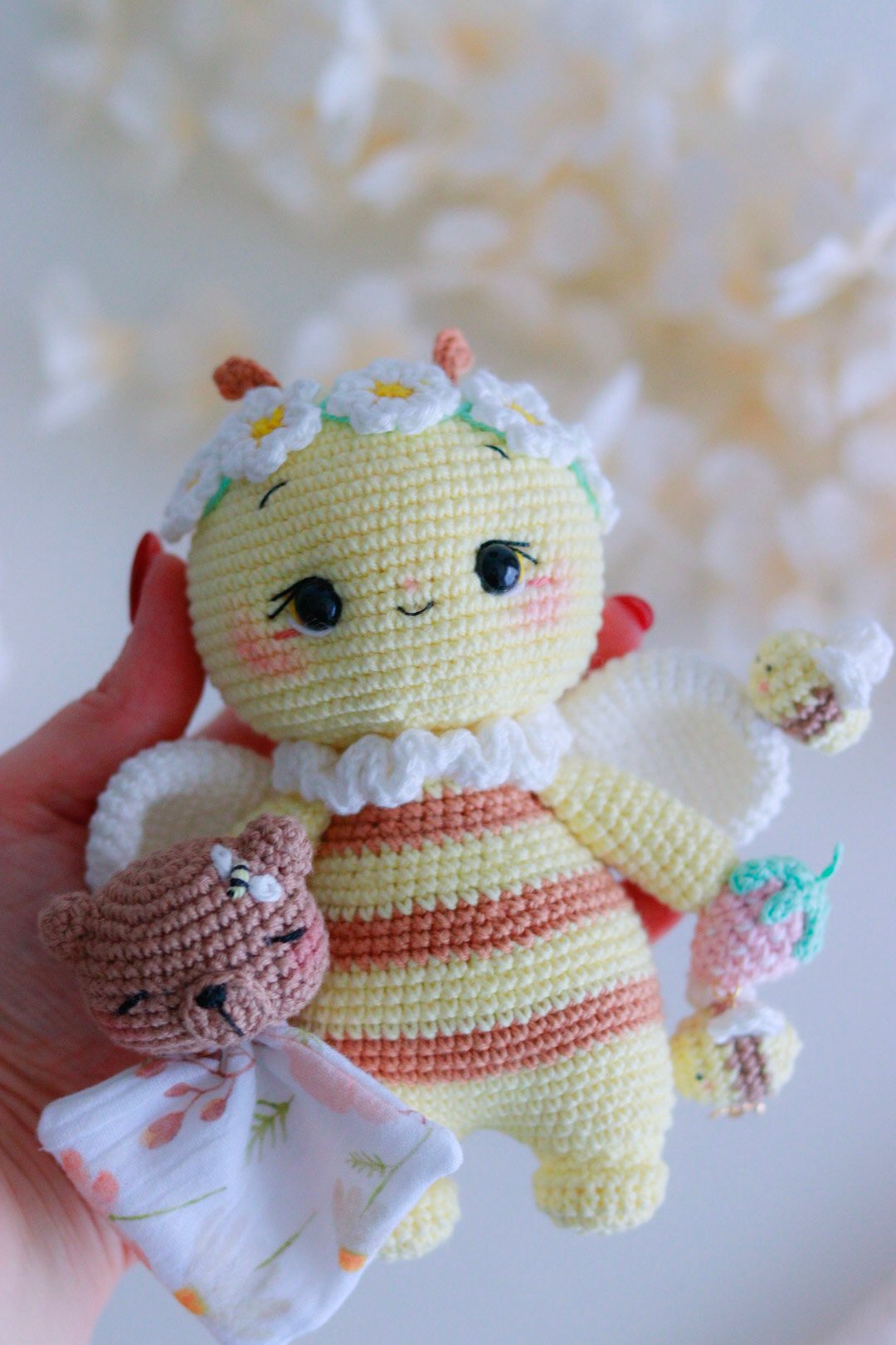Kit crochet abeille April – amigurumi abeille avec accessoires printaniers.