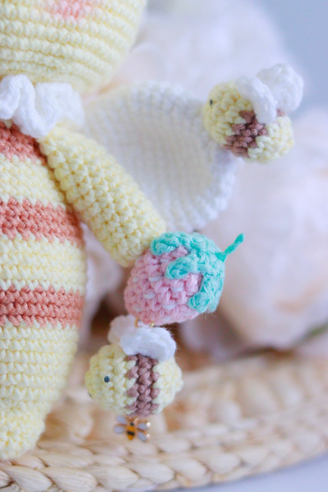 Kit crochet abeille April – amigurumi abeille avec accessoires printaniers.