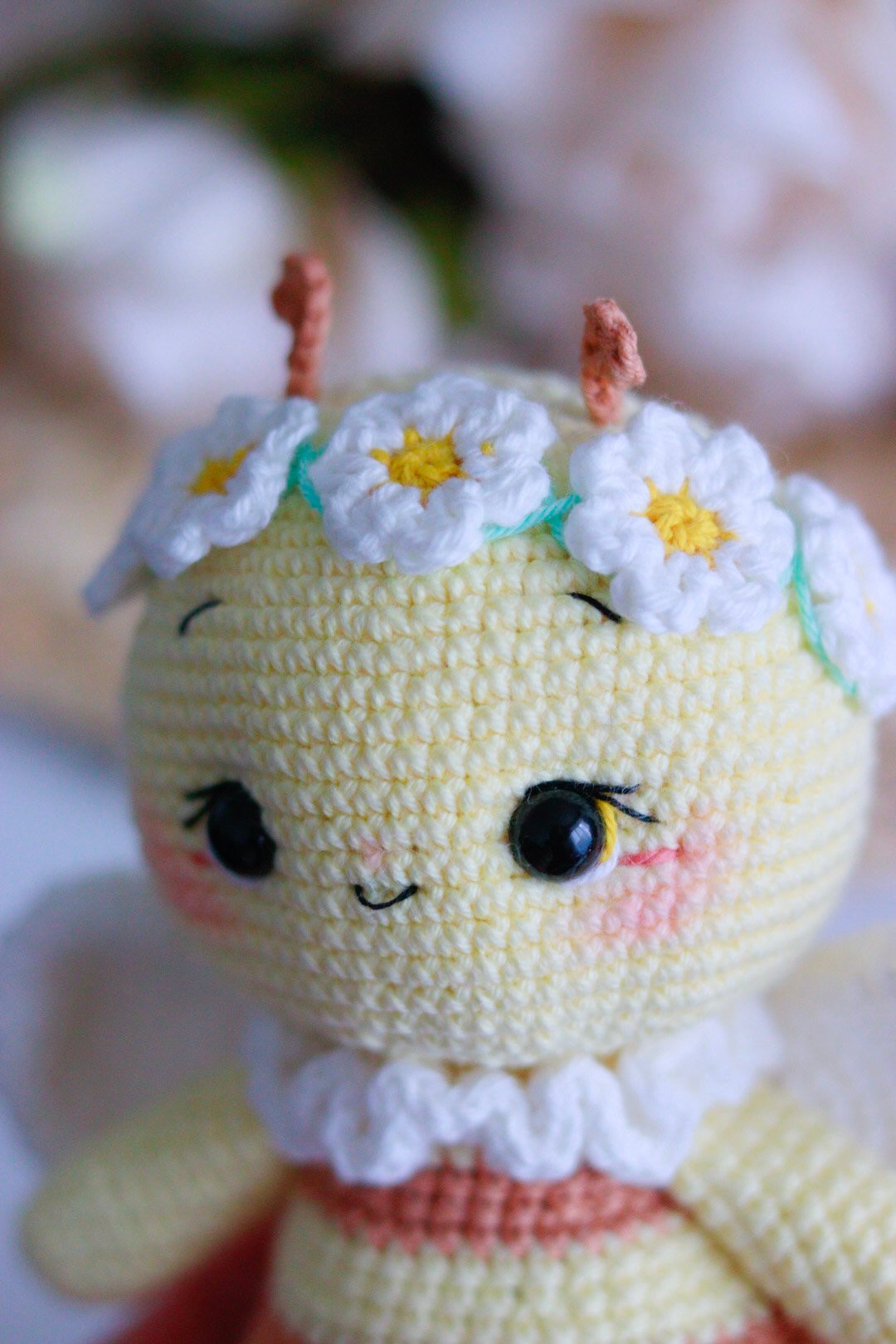 Kit crochet abeille April – amigurumi abeille avec accessoires printaniers.