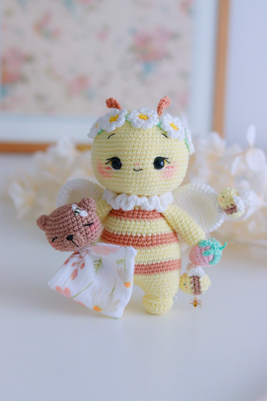 Kit crochet abeille April – amigurumi abeille avec accessoires printaniers.