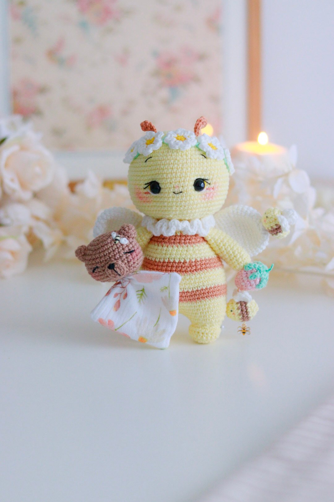 Kit crochet abeille April – amigurumi abeille avec accessoires printaniers.