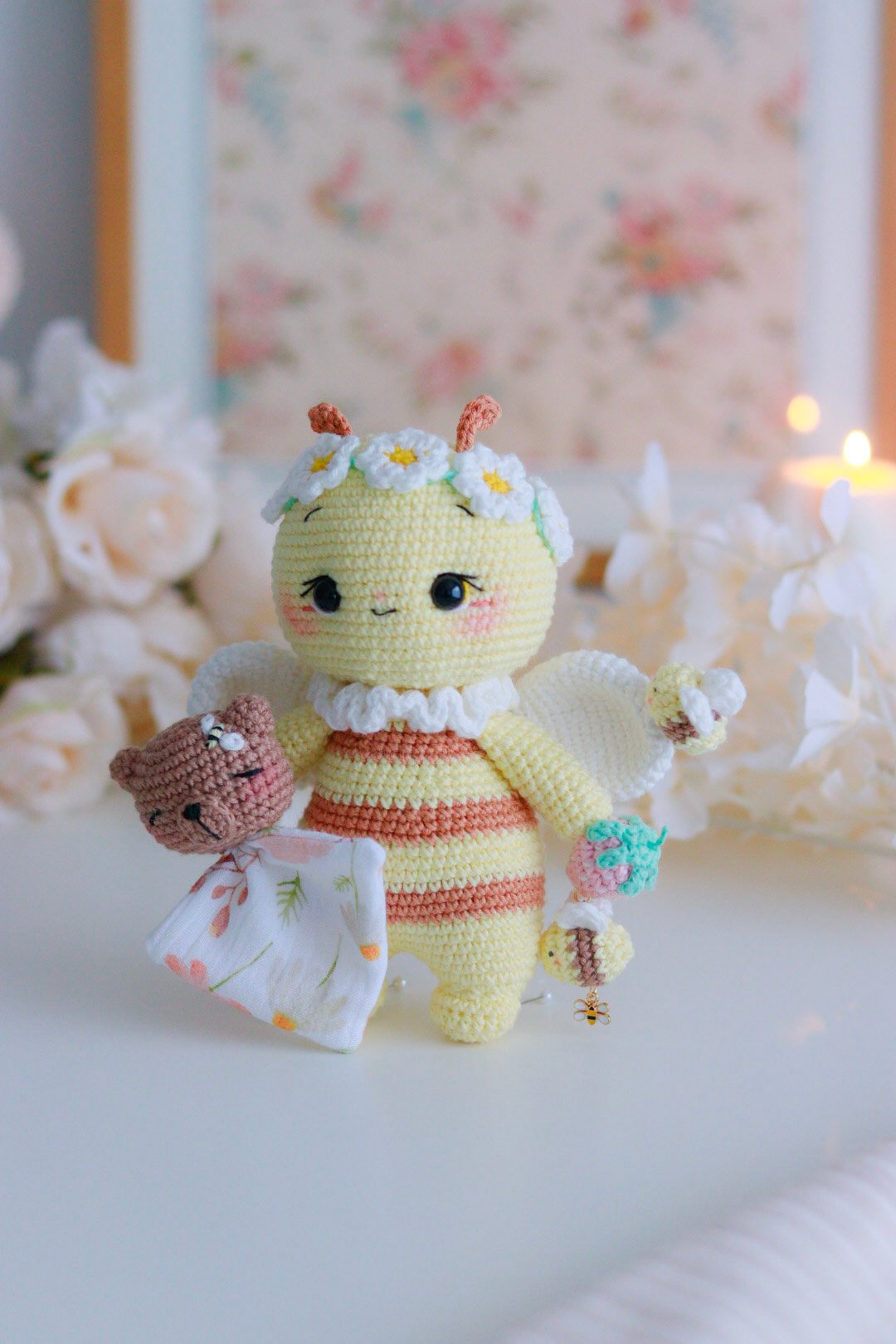 Kit crochet abeille April – amigurumi abeille avec accessoires printaniers.
