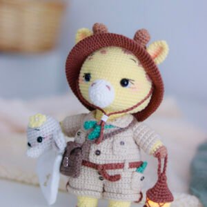 Indy la Girafe Exploratrice, amigurumi au crochet avec tenue d'aventurière, chapeau safari, lanterne lumineuse, sacoche, bandana et doudou éléphant