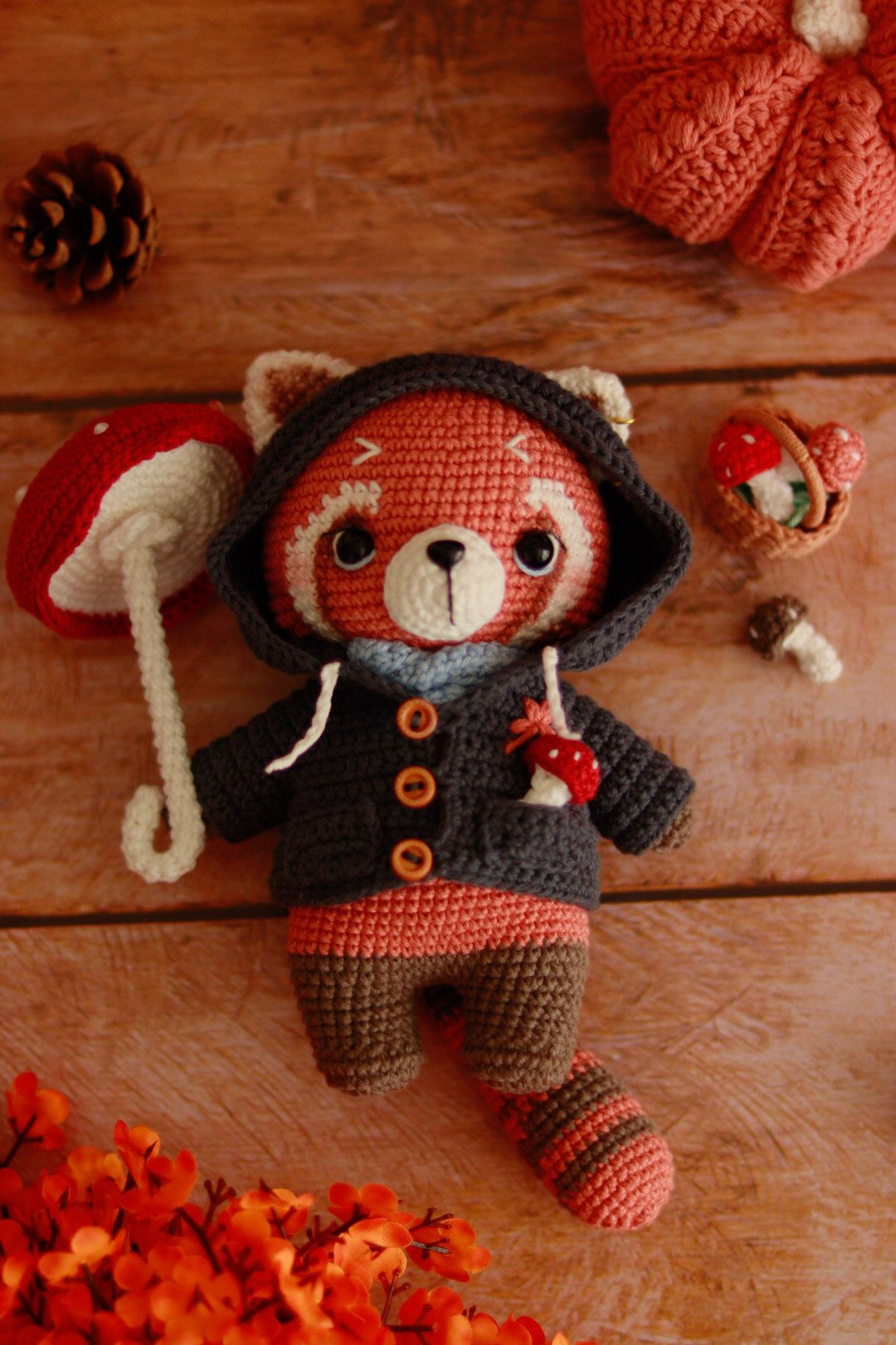 Kit crochet Robin le panda roux avec parapluie amanite et panier de champignons