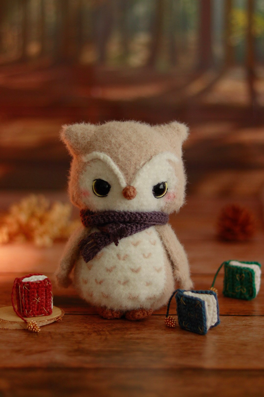 Hibou amigurumi effet peluche Archie version fluffy avec écharpe violette et mini grimoires au crochet