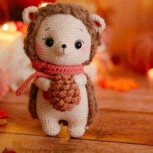 Hérisson amigurumi au crochet Praline avec écharpe rose et pomme de pin, kit crochet Brin de Coton